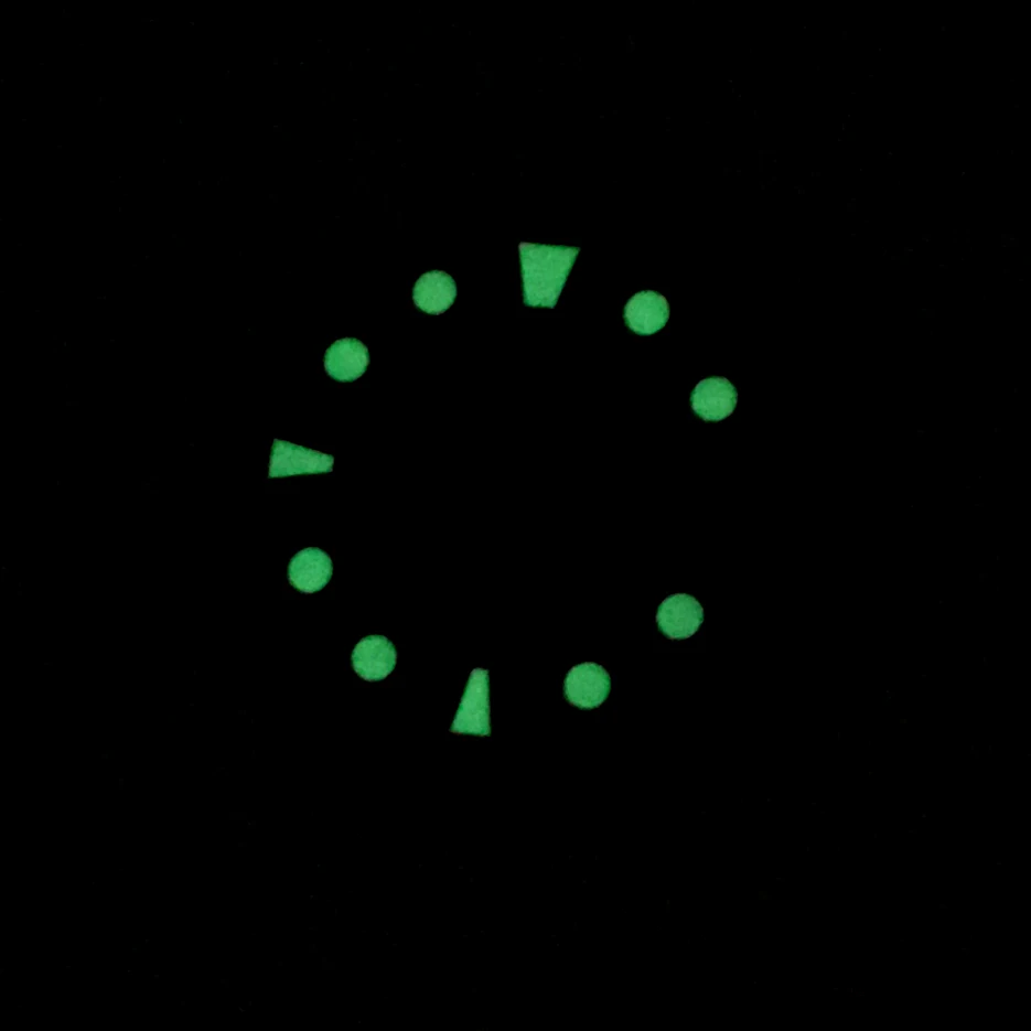 Без логотипа 28,5-миллиметровый циферблат часов заменен модифицированным циферблатом, который буквально соответствует мужским часовым аксессуарам NH35A калибра FB5-2