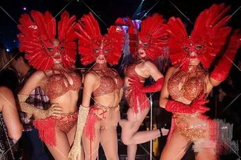 Танцевальная команда, маска из красного пера, сверкающий бриллиант, полный страз, преувеличенно сексуальный костюм с кисточками.